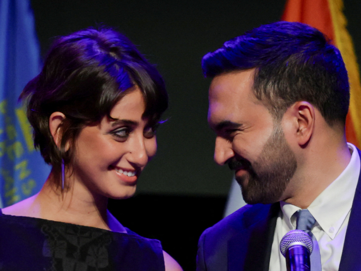 विजयी भाषण के ममदानी और उनकी पत्नी एक दूसरे की तरफ देखकर मुस्कुराते हुए नजर आए।