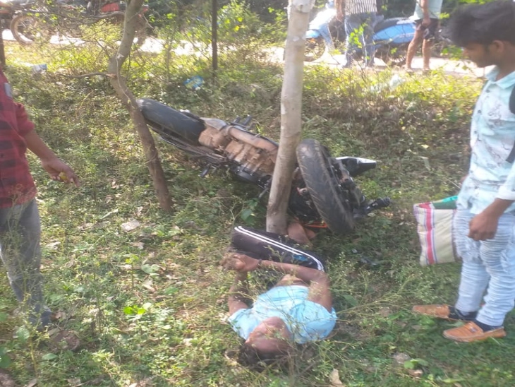 बाइक सवार भी गिरा। बाद में भाग गया।