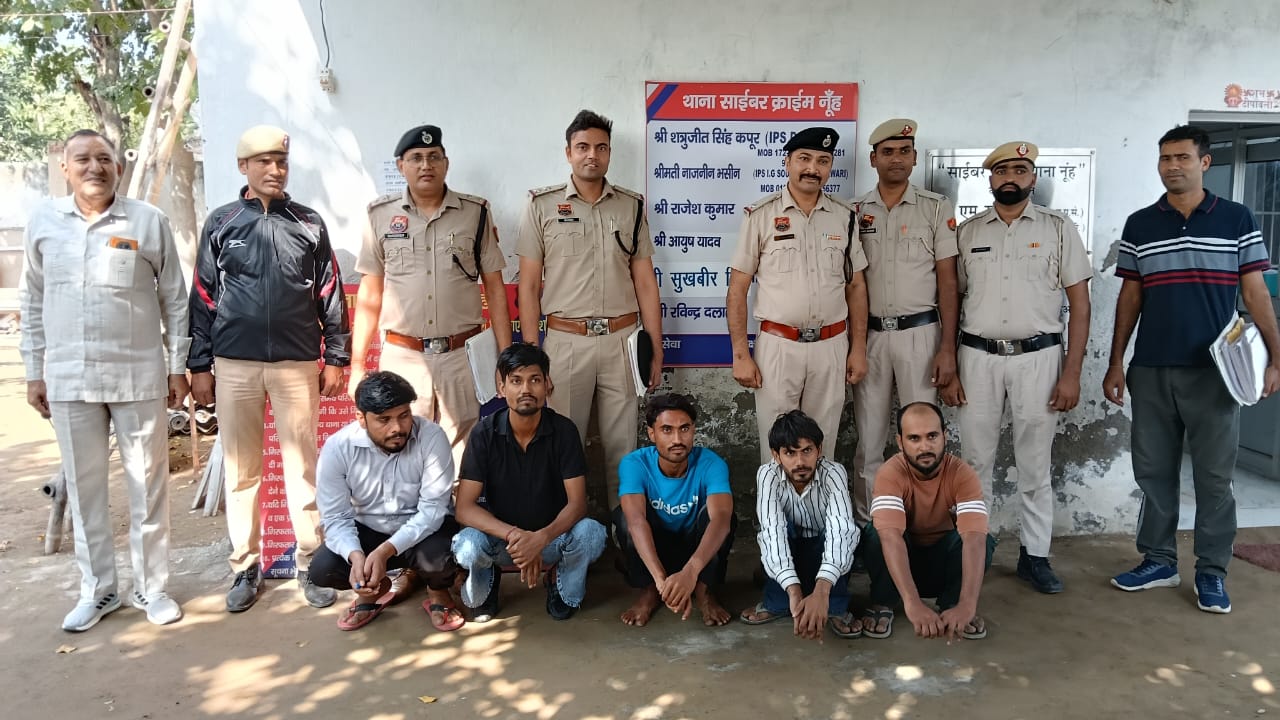 पुलिस की गिरफ्त में सभी आरोपी।