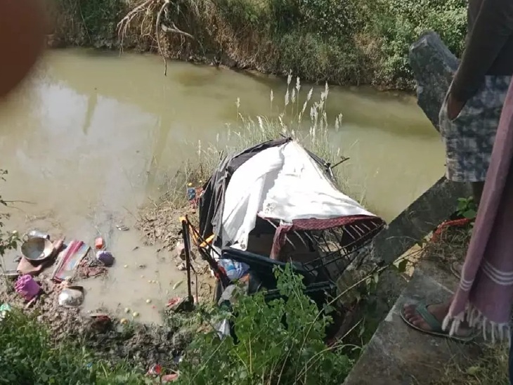 दशगात्र से लौट रही महिलाओं से भरी ऑटो पुल से गिरी, दो की मौत - Dainik Bhaskar