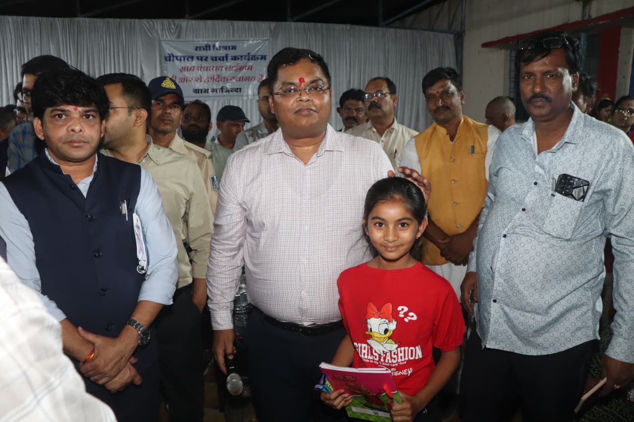 गाजिन्दा गांव में बच्चों से भी रूबरू हुए कलेक्टर।