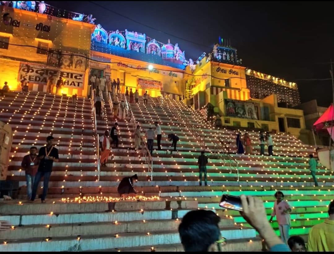 घाट की सीढ़ियों को सजाया गया है। आस-पास झालरें भी लगाई गई है।