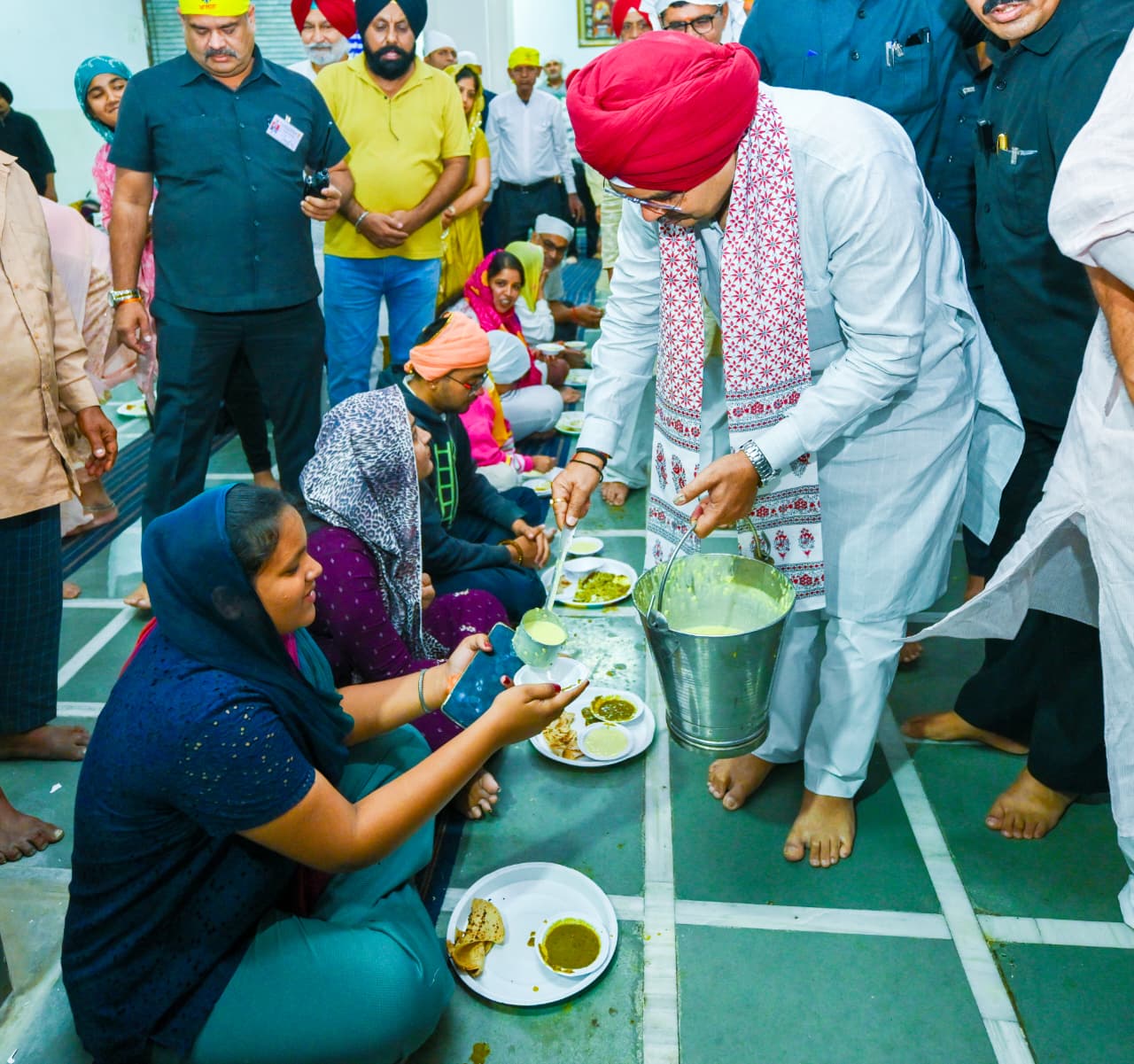 CM Bhajan Lal Sharma did langar service at the Gurudwara. | सीएम भजनलाल  शर्मा ने गुरुद्वारे में की लंगर सेवा: गुरुनानक देव जी के प्रकाश पर्व पर  मानसरोवर गुरुद्वारे ...