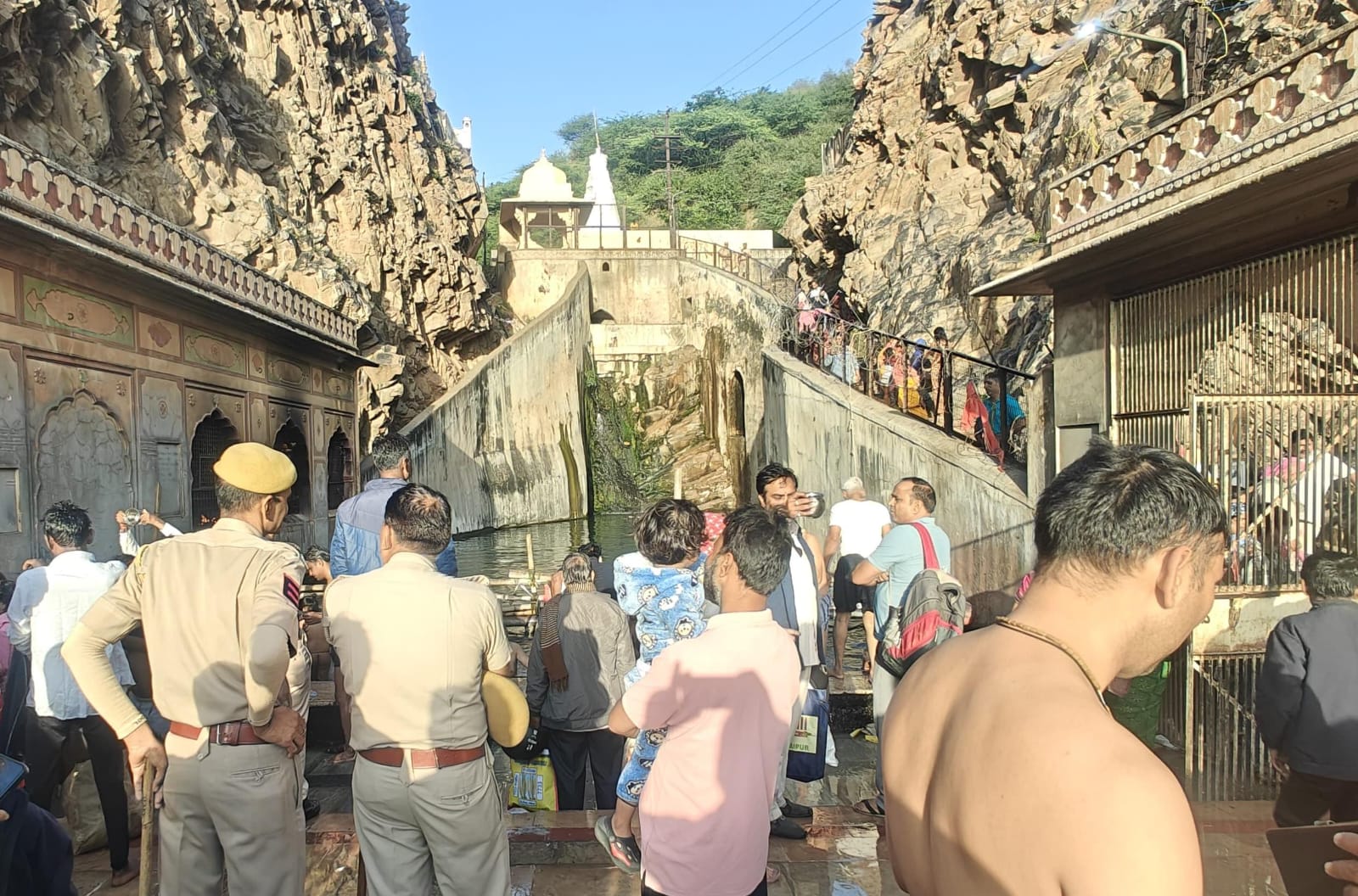 गलताजी के कुंडों पर सुबह से ही श्रद्धालुओं की भीड़ उमड़ रही है।