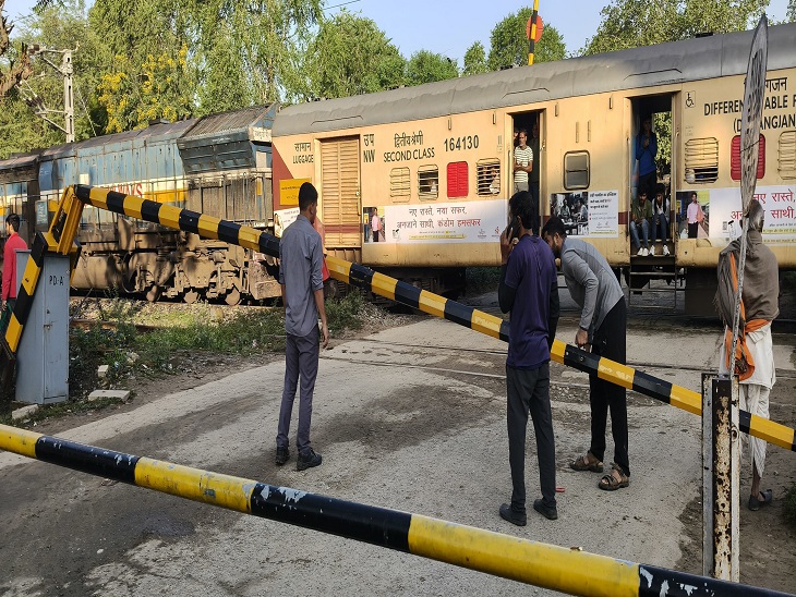 ट्रेन आने के कुछ देर पहले जैसे ही गेटमैन ने फाटक बंद किया, तो तेज रफ्तार ट्रैक्टर ने टक्कर मार दी।