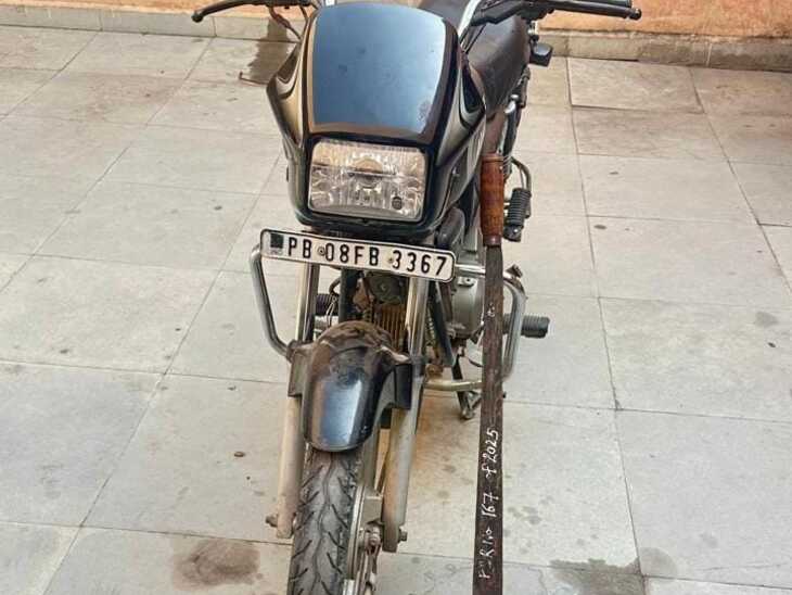 जालंधर के विजय ज्वेलर पर हुई लूट मामले में रिकवर बाइक और दातर।