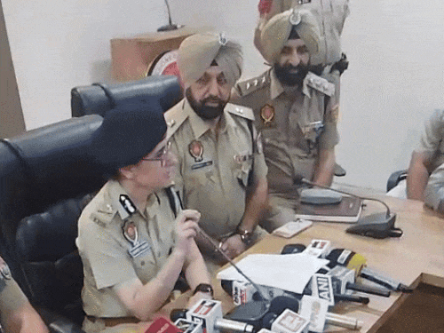 विजय ज्वेलर पर हुई लूट के आरोपियों के बारे में बतातीं सीपी धनप्रीत कौर। - Dainik Bhaskar
