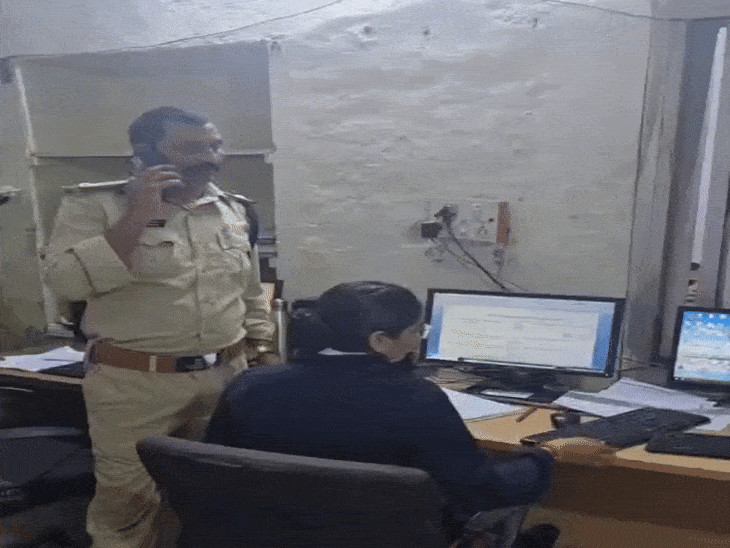 शिकायतों को सुनने के बाद पुलिसकर्मी को या कंट्रोल रूम के माध्यम से जानकारी दी जाती है।