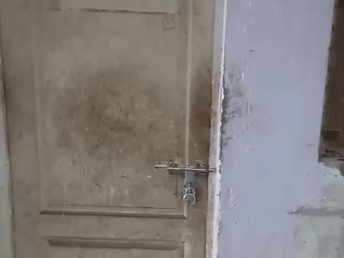 इसी बंद कमरे से युवती की लाश को बरामद किया गया है।