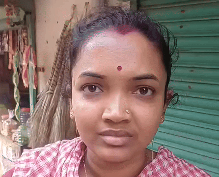 जानकारी देती हुई स्थानीय महिला बसंती मंडल।