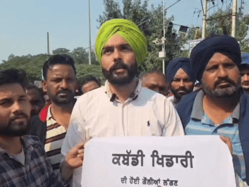 गांव के लोग कबड्‌डी खिलाड़ी का पोस्टर लेकर खड़े।