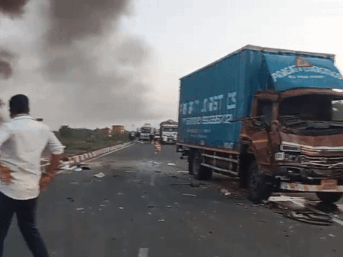 स्कॉर्पियो की टक्कर के बाद मिनी ट्रक के आगे का हिस्सा क्षतिग्रस्त हो गया है। ट्रक ड्राइवर घायल हुआ है।