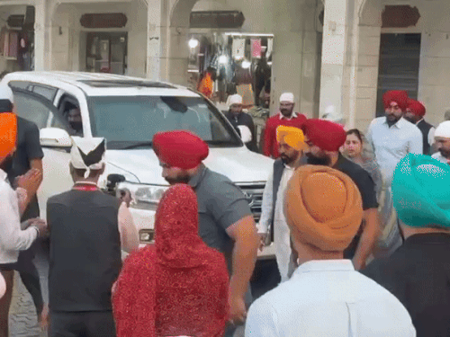 सीएम भगवंत मान अपनी पत्नी के साथ श्री दरबार साहिब पहुंचे - Dainik Bhaskar