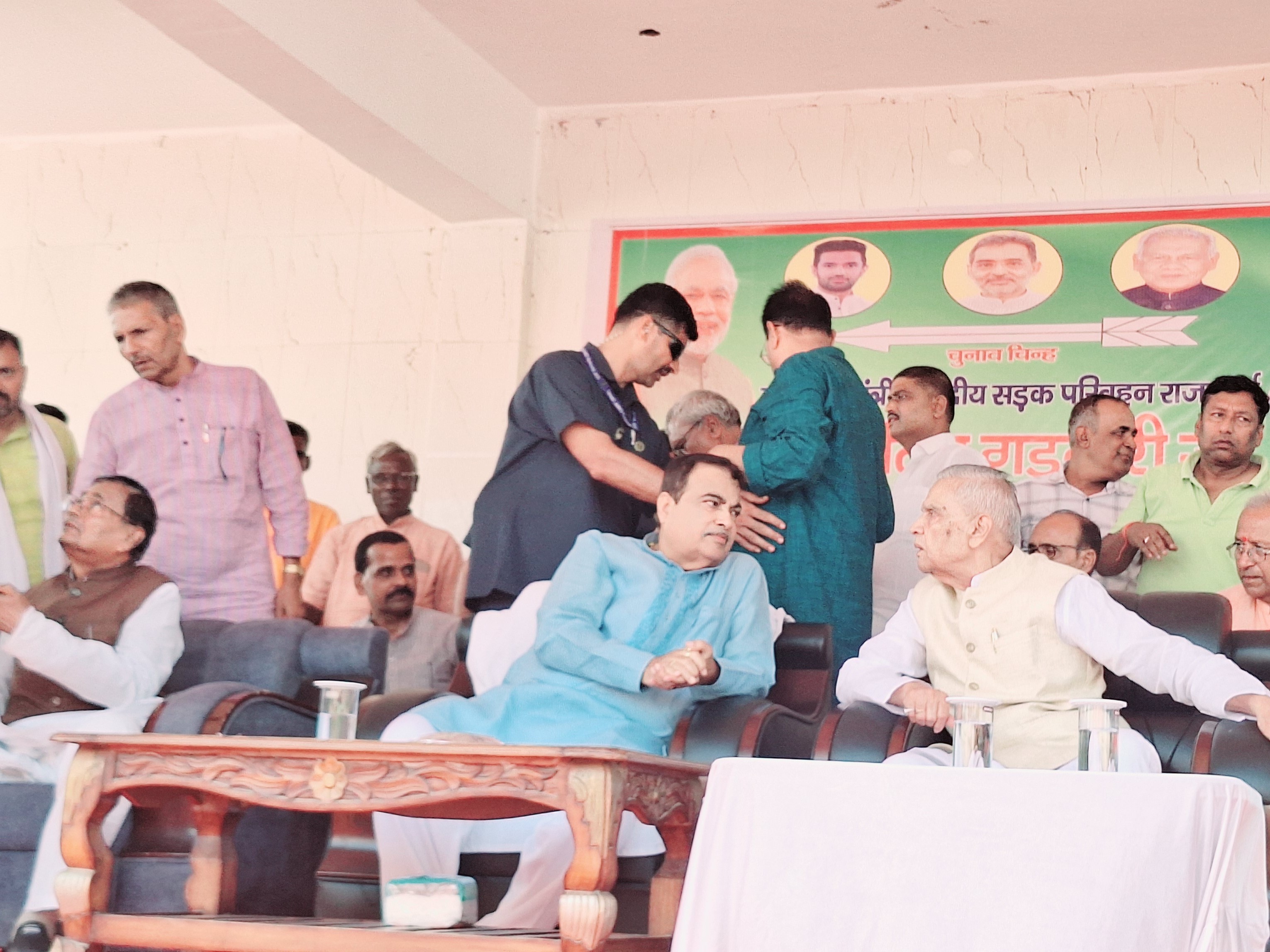 सभा के दौरान बातचीत करते वरिष्ठ नेता।