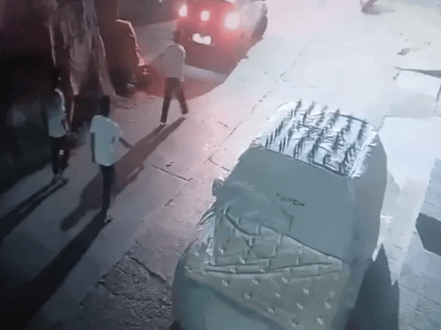 कार पर पत्थर फेंकने के बाद बदमाश मौके से भाग निकले।