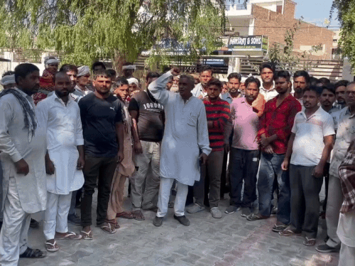 प्रदर्शन करते हुए मृतक के परिजन।