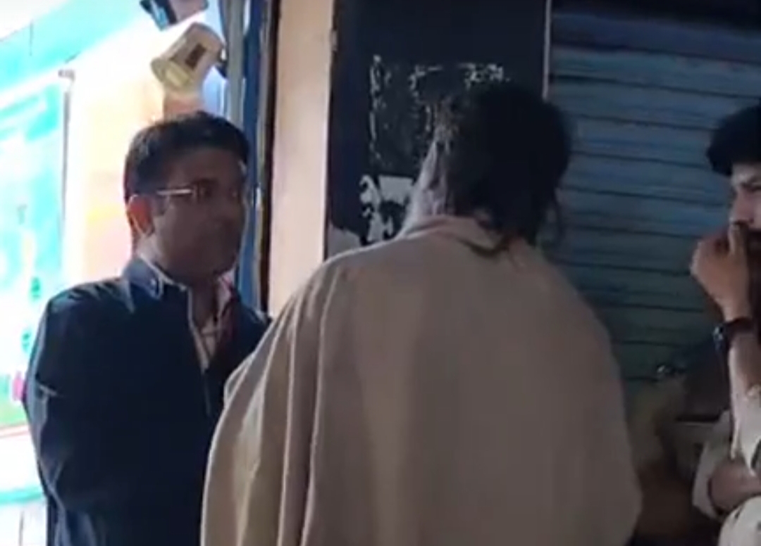 रात में भी प्रशासनिक अधिकारी परिवार को समझाने पहुंचे।