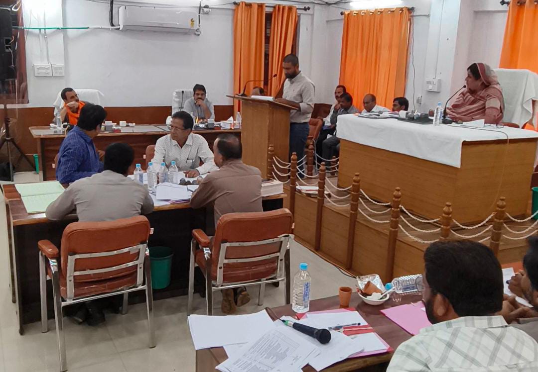 प्रश्नों का जवाब देते अधिकारी।