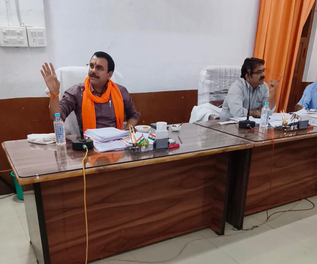 कांग्रेस पार्षद के सवालों का जवाब देते महापौर प्रहलाद पटेल।