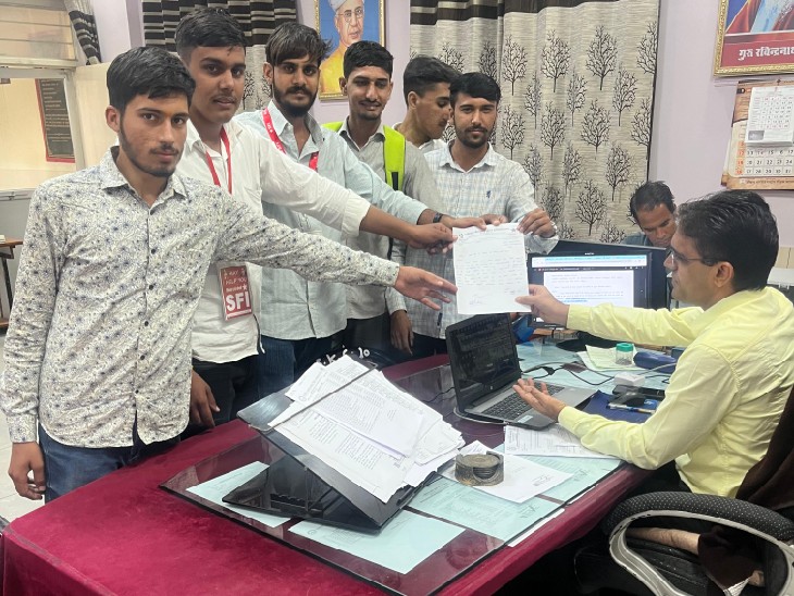 सीकर साइंस कॉलेज में खुले चैंबर्स के बाहर साइन बोर्ड लगाने के लिए ज्ञापन देते SFI के कार्यकर्त्ता।