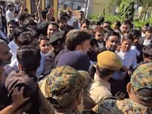 पुलिस और वकीलों के बीच धक्कामुक्की हुई।