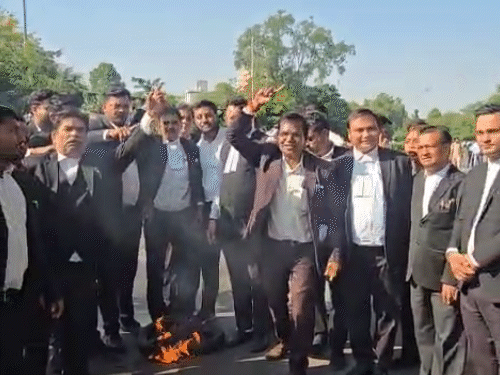 पुलिस प्रशासन के खिलाफ जमकर नारे लगाए और सड़क पर टायर जलाकर विरोध किया।