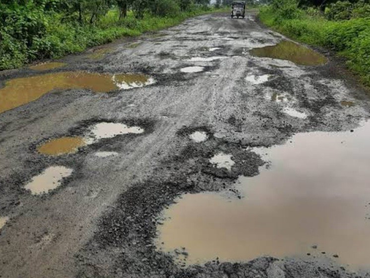 The condition of National Highway-30 in Keshkal is dilapidated. | केशकाल में नेशल हाईवे-30 की हालत जर्जर: नगर बंद कर नाराजगी जताई गई, धूल और गड्ढों के कारण लोग परेशान, कल खुलेगा 8 करोड़ का टेंडर - Kondagaon News 1 1bdce17f e2c7 4bf3 bc03 5f8b674847d0 1762405432097