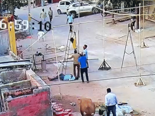 मौके पर पहुंचे लोगों ने उठाकर दोनों को अस्पताल पहुंचाया।