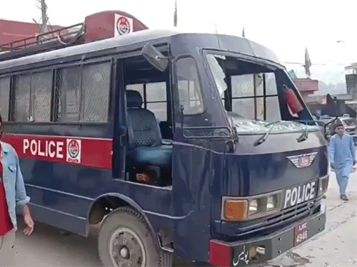 प्रदर्शन में छात्रों ने तोड़फोड़ की। इसमें पुलिस की गाड़ी को नुकसान पहुंचा।