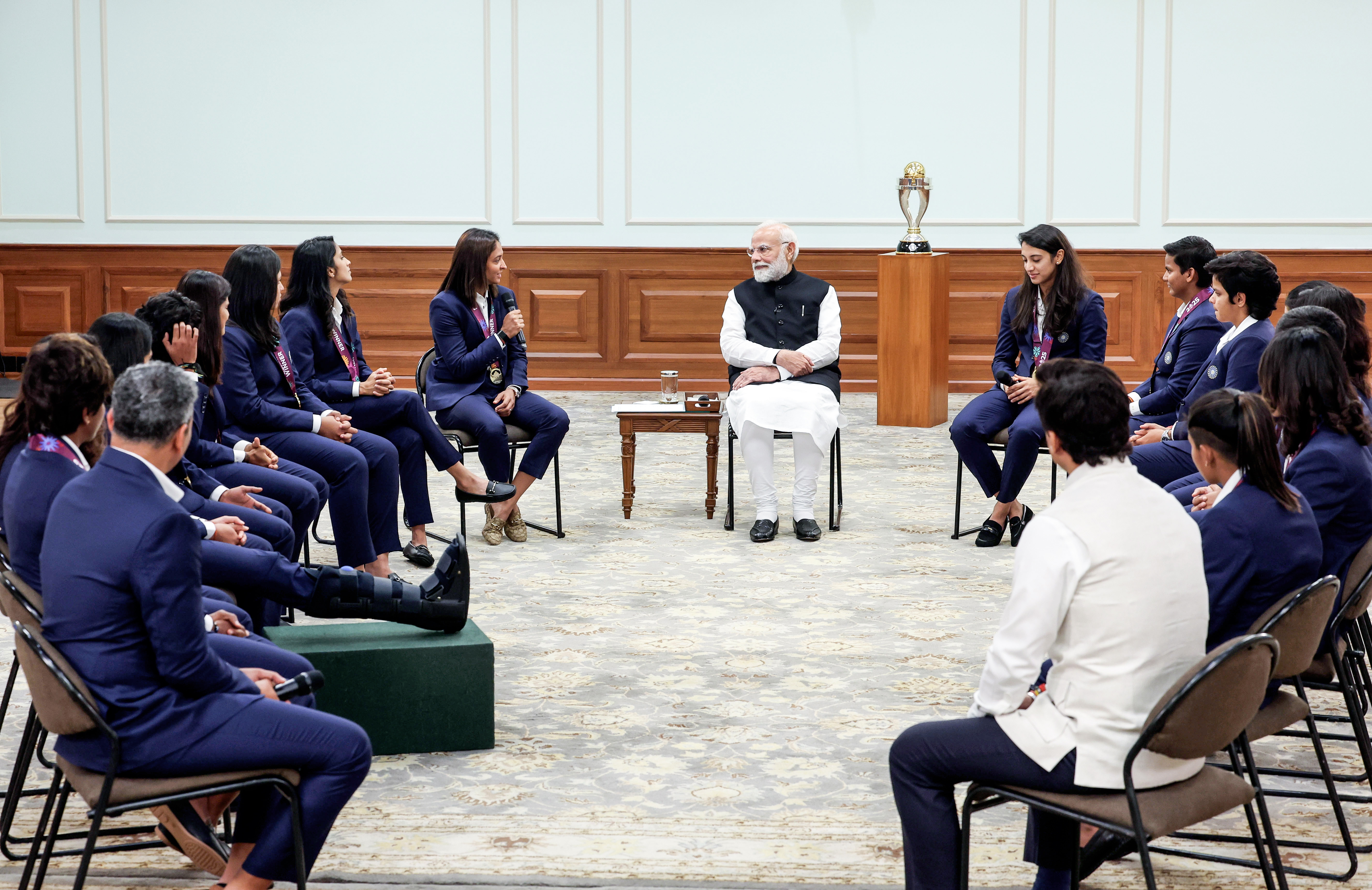 वर्ल्ड चैंपियन टीम से बात करते प्रधानमंत्री मोदी।
