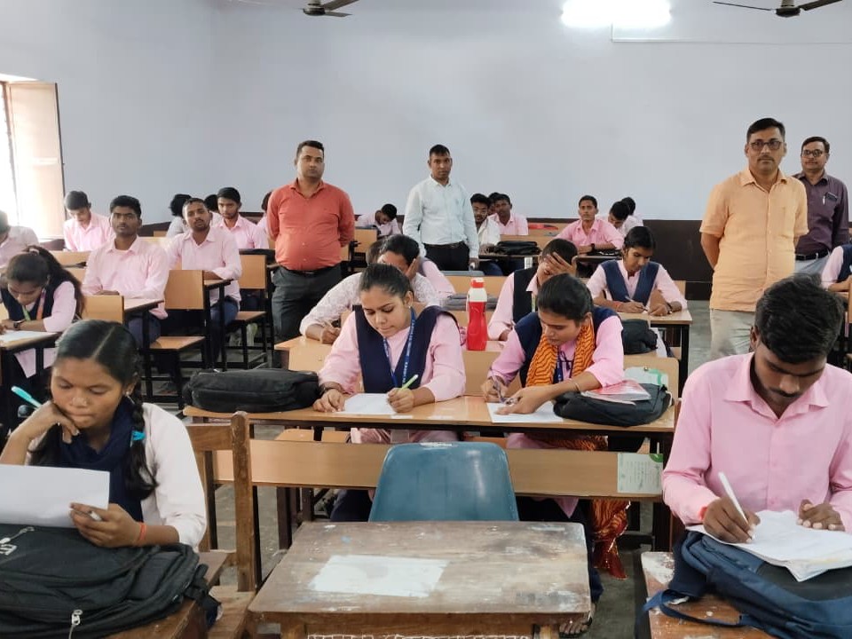 प्रतियोगिता में भाग लेते बच्चे।