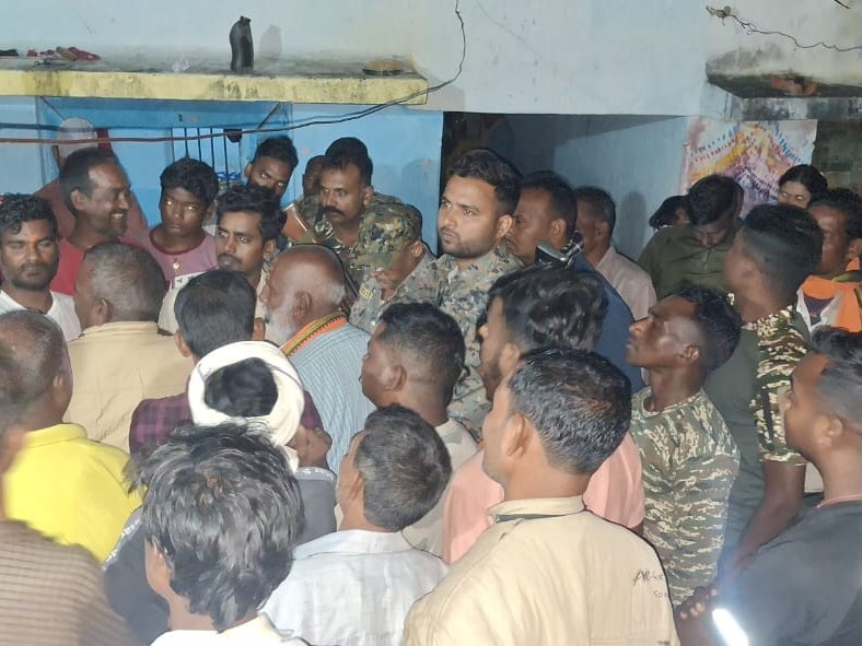 गिरिडीह में प्रेमी-प्रेमिका पकड़ ग्रामीणों ने कराई शादी:  दोनों को लोगों ने एक कमरे में पकड़ा, पंचायत बुला मंदिर में कराया विवाह – Giridih News