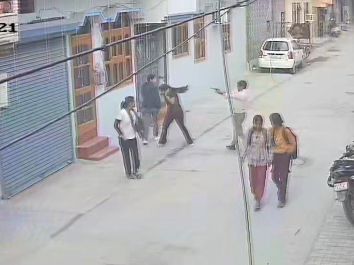 सोमवार शाम को युवक दोबारा नाबालिग युवती पर गोली चलाने की सीसीटीवी फुटेज की फोटो