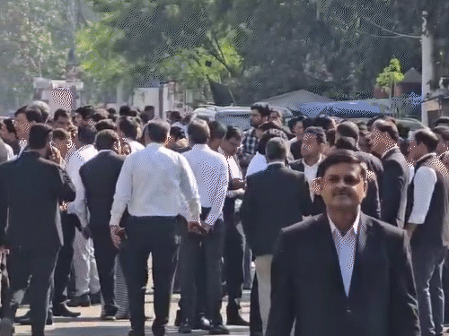 वकील के परिवार के सदस्य को हिरासत में लिए जाने के विरोध में गुस्साए वकील सड़कों पर उतर आए।