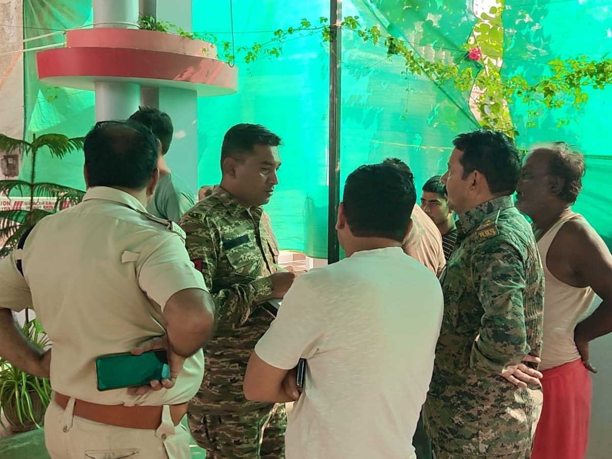 घटना की जानकारी लगते ही पुलिस अधिकारी मौके पर पहुंच गए।