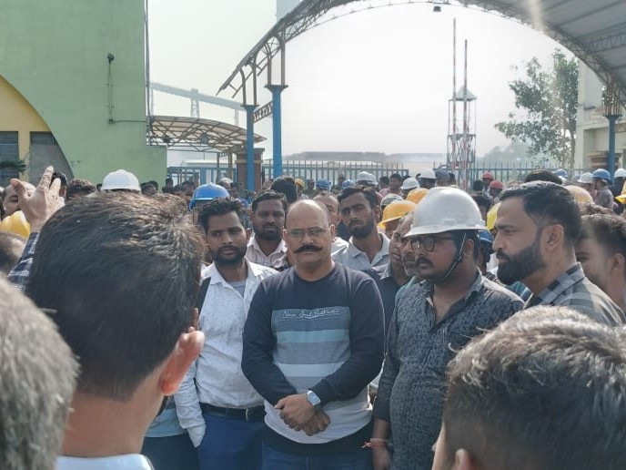 कोडरमा में मजदूर की मौत पर हंगामा:  परिजनों ने मुआवजे और नौकरी की मांग पर केटीपीएस गेट किया जाम – koderma News