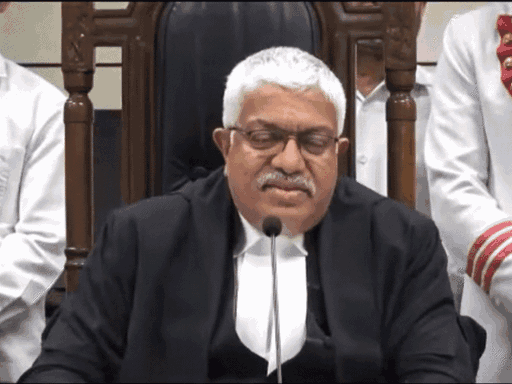 राहत इंदौर का शेर पढ़ते जस्टिस अतुल श्रीधरन।