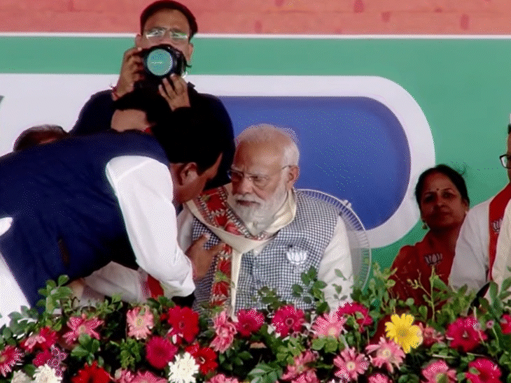 मंच पर पीएम मोदी ने प्रदेश अध्यक्ष दिलीप जायसवाल से बात की।