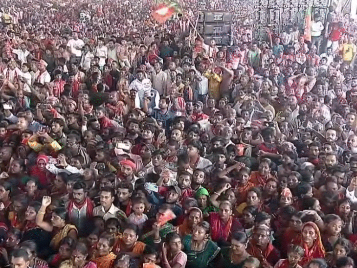 प्रधानमंत्री मोदी की सभा में पहुंची भीड़