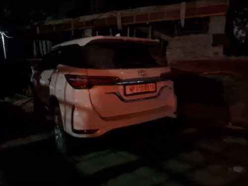 आरोप है कि इसी गाड़ी में व्यक्ति लड़की का पीछा करते हुए घर तक पहुंचा।