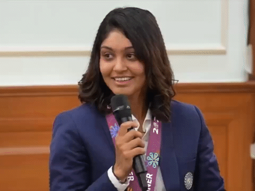 हरलीन देओल ने पूछा, सर मेरे को आपकी स्किन केयर रूटीन पूछनी है, आप बहुत ग्लो करते हो सर, इस पर PM मोदी हंस पड़े।