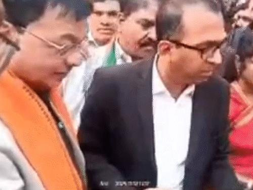 कोरबा में मंत्री लखनलाल देवांगन को धोखाधड़ी की शिकार महिलाओं ने घेर लिया था। इस दौरान मंत्री ने महिलाओं को धमकाया था।