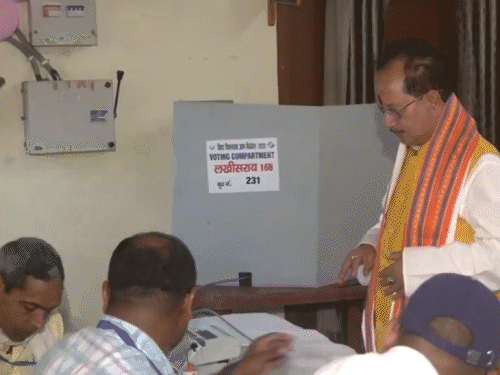 Bihar Phase-1 voting in 22 pictures Son carries mother in arms to polling booth; Maithili Thakur and Vijay Sinha offer prayers - Patna News | Bhaskar English