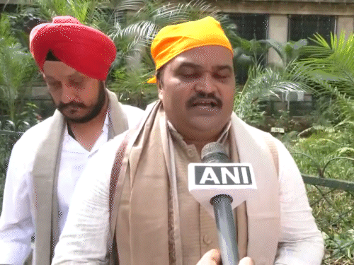 शिवसेना (यूबीटी) नेता आनंद दुबे ने भाजपा विधायक अमित साटम के बयान की आलोचना की। - Dainik Bhaskar