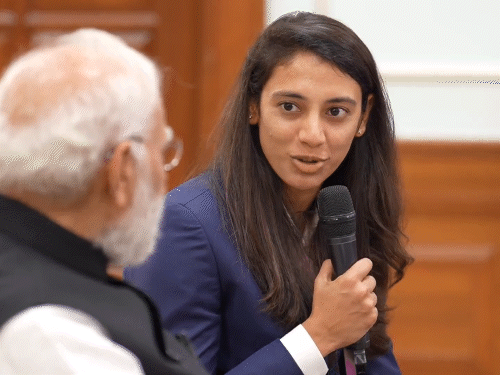 स्मृति मंधाना पीएम मोदी के सवालों का जवाब देते हुए।