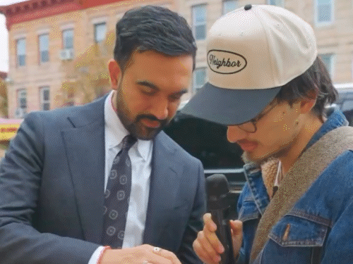 सोशल मीडिया पर न्यूयॉर्क के मेयर जोहरान ममदानी के रजनीगंधा खाने का वीडियो वायरल है। - Dainik Bhaskar