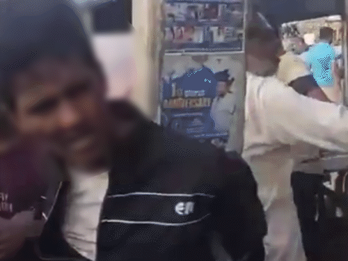 फाजिल्का में चोरी करने के आरोप में एक युवक को पकड़कर खंभे से बांध दिया। लोगों ने उसके फेस पर चोर लिख दिया। - Dainik Bhaskar