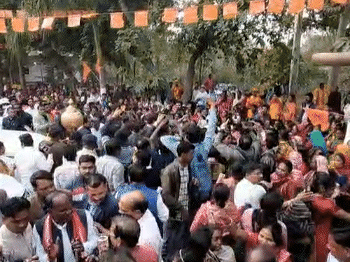 प्रभावित महिलाएं कंपनी के खिलाफ कई बार प्रदर्शन कर चुकी हैं। कार्रवाई की मांग के दौरान महिलाओं को 2 मंत्री धमका भी चुके हैं। (फाइल फोटो) - Dainik Bhaskar