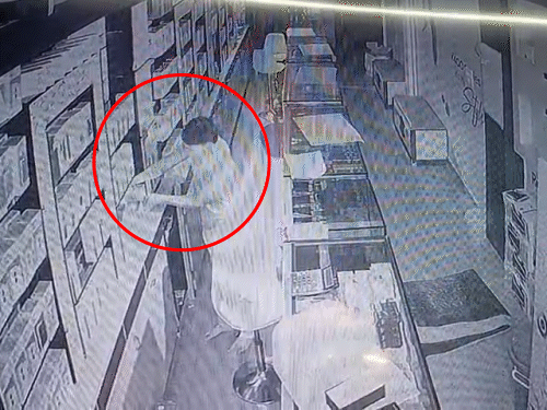 शॉप में मोबाइल चोरी करते हुए सीसीटीवी कैद हो गया चोर।