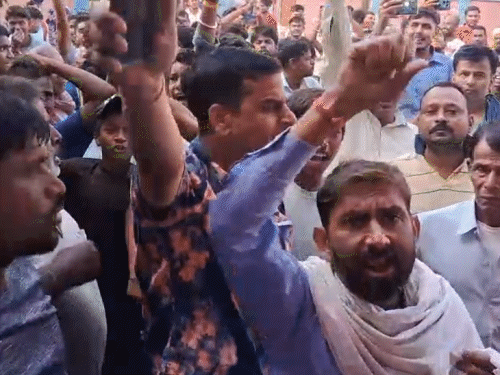 EVMs malfunction at 10 locations, 'vote theft' slogans raised Voting boycotted at Muzaffarpur cremation grounds; phase-1 highlights - Patna News | Bhaskar English